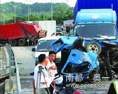 深圳宝安5车连撞2人死亡3人受伤(图)