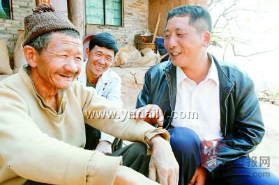 永平县村党员干部到群众身边解决问题