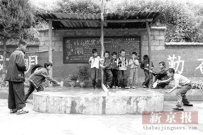 云南发窝乡希望小学学生12年未见乒乓球台
