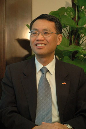 香港驻粤办主任:一国两制不是井水不犯河水