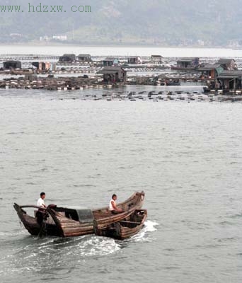 大货船撞翻小木船