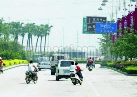 成都光华大道提速市民疾呼慢行