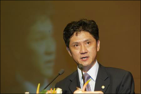 上海市国资委原主任凌宝亨受贿案开审(图)