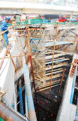 昨天,轨交9号线宜山路车站完成了深达30米的基