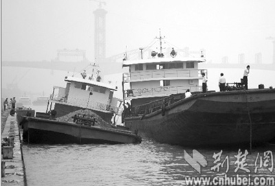 两艘千吨货船长江宜昌江面相撞一船严重进水遇险