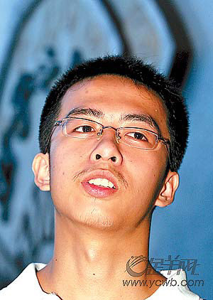 颜晖皓:选考化学总分第一 成绩优异能歌能舞