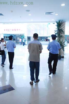 泉州一在押犯昨日领结婚证