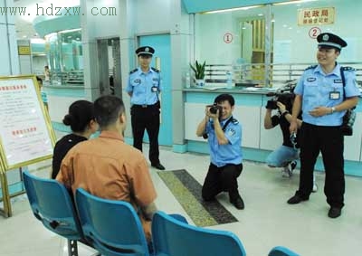 泉州一在押犯昨日领结婚证