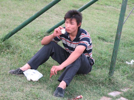 初中男生希望有台电视机能看奥运转播