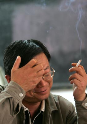 陕西蓝田三里镇小学5名教师共用一本体育教材