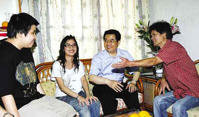 胡锦涛看望香港中产草根家庭(2)