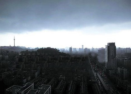 贵阳突降暴雨白昼如黑夜(图)