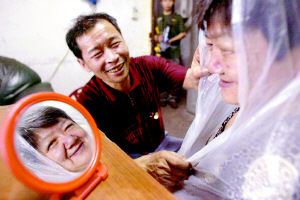 Gauze of marriage of plastic film make it is 1 meter tall the woman is joyous marry 21 years