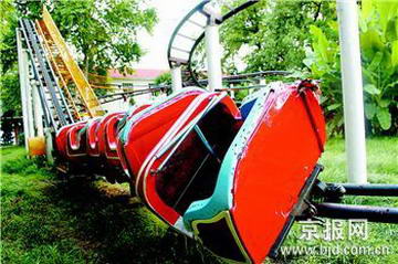 合肥游乐滑车高空坠落致2名中学生1死1伤