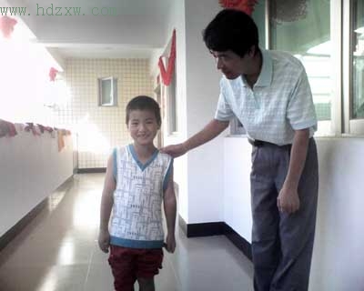 8岁小男孩谁家的?