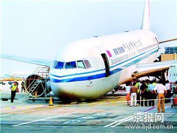 国航班机趴窝副机长受伤