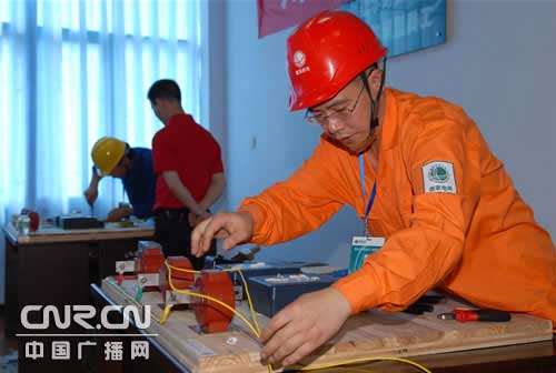 保夏季供电安全 四川电工技能大比拼