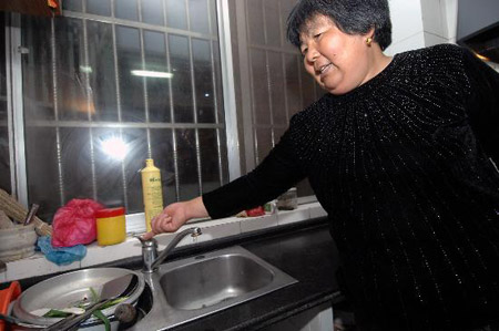 江苏沭阳饮用水源受污染城区20万人断水(组图)