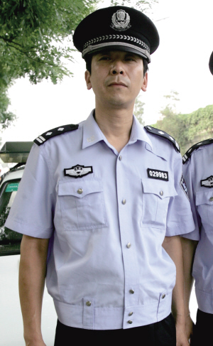 新式制服(左)为夹克式,制服上的警徽,警号等也从以前的金属质地改为