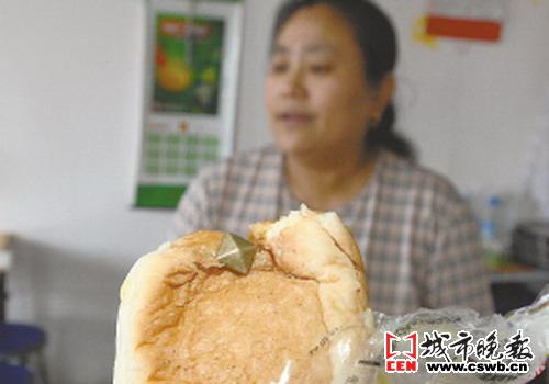 面包里吃出异物 卡女婴喉咙(图文)
