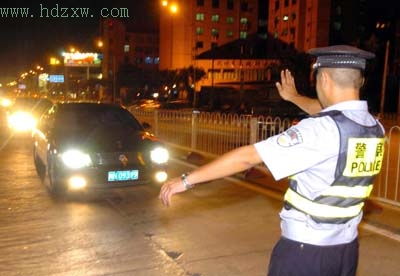 交巡警开查氙气车灯