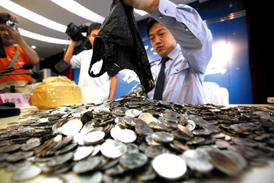 一元假币海量入市调查：制作基地多为猪圈山洞