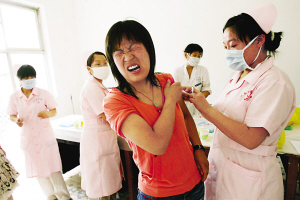 村里出现出血热上千居民种疫苗