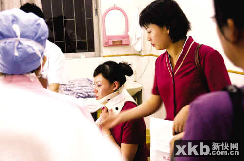 飞机颠簸+20余乘客飞撞机顶