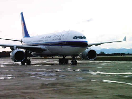 飞机颠簸 20余乘客飞撞机顶