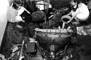 插座爆炸起火 电器烧剩空壳