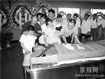 百余保安今天送别队长