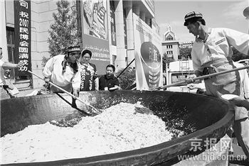 乌鲁木齐万人免费吃手抓饭