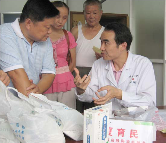 北:省城专家下乡坐诊缓解群众看病难看病贵(图