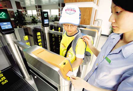 现在的磁卡火车票与自动检票机还只限于动车