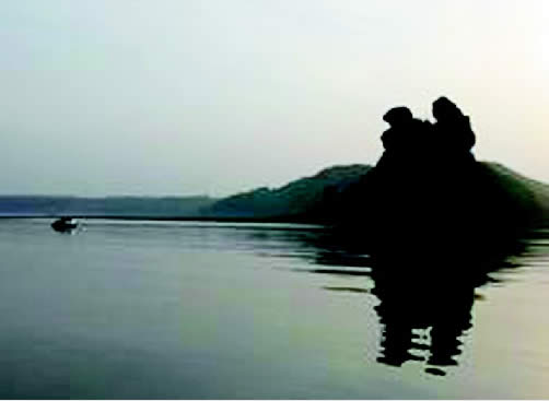 姑嫂石--辽宁省海城市析木城石棚文化之谜\/图