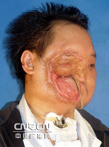 重庆江津市农民陈勇在维修厂里的