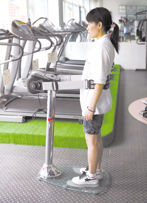 猫在家里玩健身器