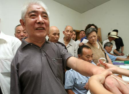 百名江西革命伤残军人昨日接受体检