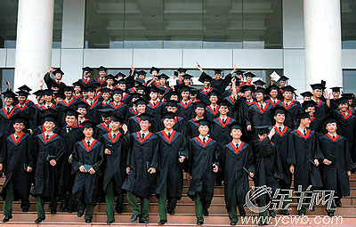 图:武警毕业学员首批"学士袍"   (夏天/编制)