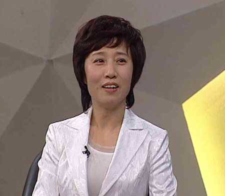 上海市政府女新闻发言人谈与记者打交道高招\/