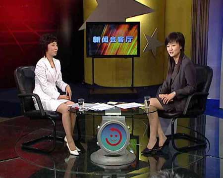 上海市政府女新闻发言人谈与记者打交道高招\/
