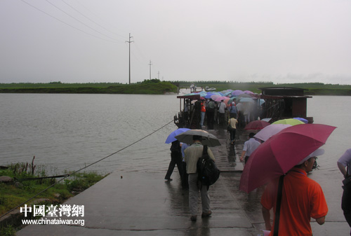 组图:从汨罗江到屈子祠 两岸文化人共寻屈子魂
