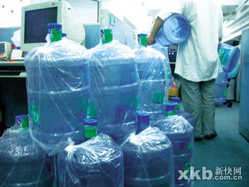 桶装水配送不及渴坏市民