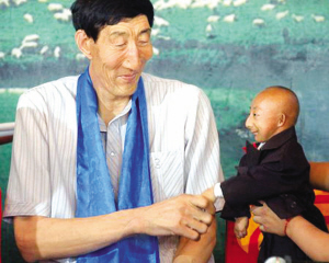 世界最高人握手世界最矮人