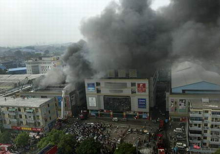 组图:南京金桥市场发生火灾商户损失惨重