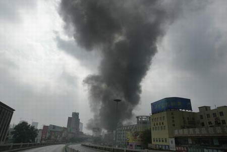 组图:南京金桥市场发生火灾商户损失惨重