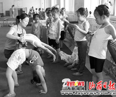 暑假里孩子们积极参加有益的实践活动(图)