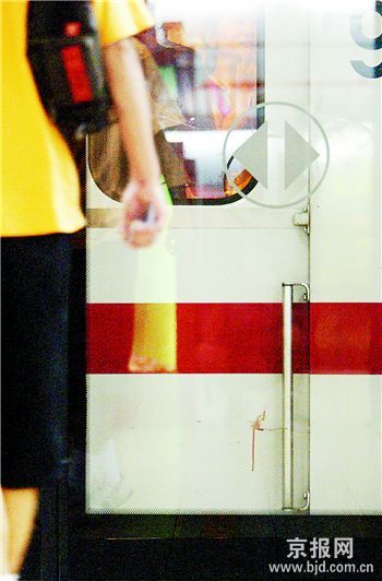 上海男子跌入地铁隧道死亡