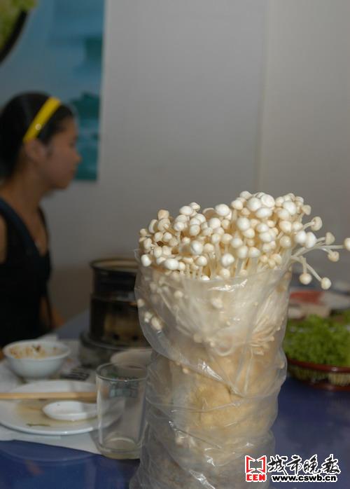 新鲜蘑菇吓了顾客一跳+袁野\/摄