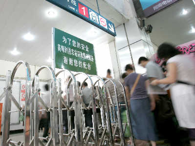 莘庄地铁站早高峰设限流门